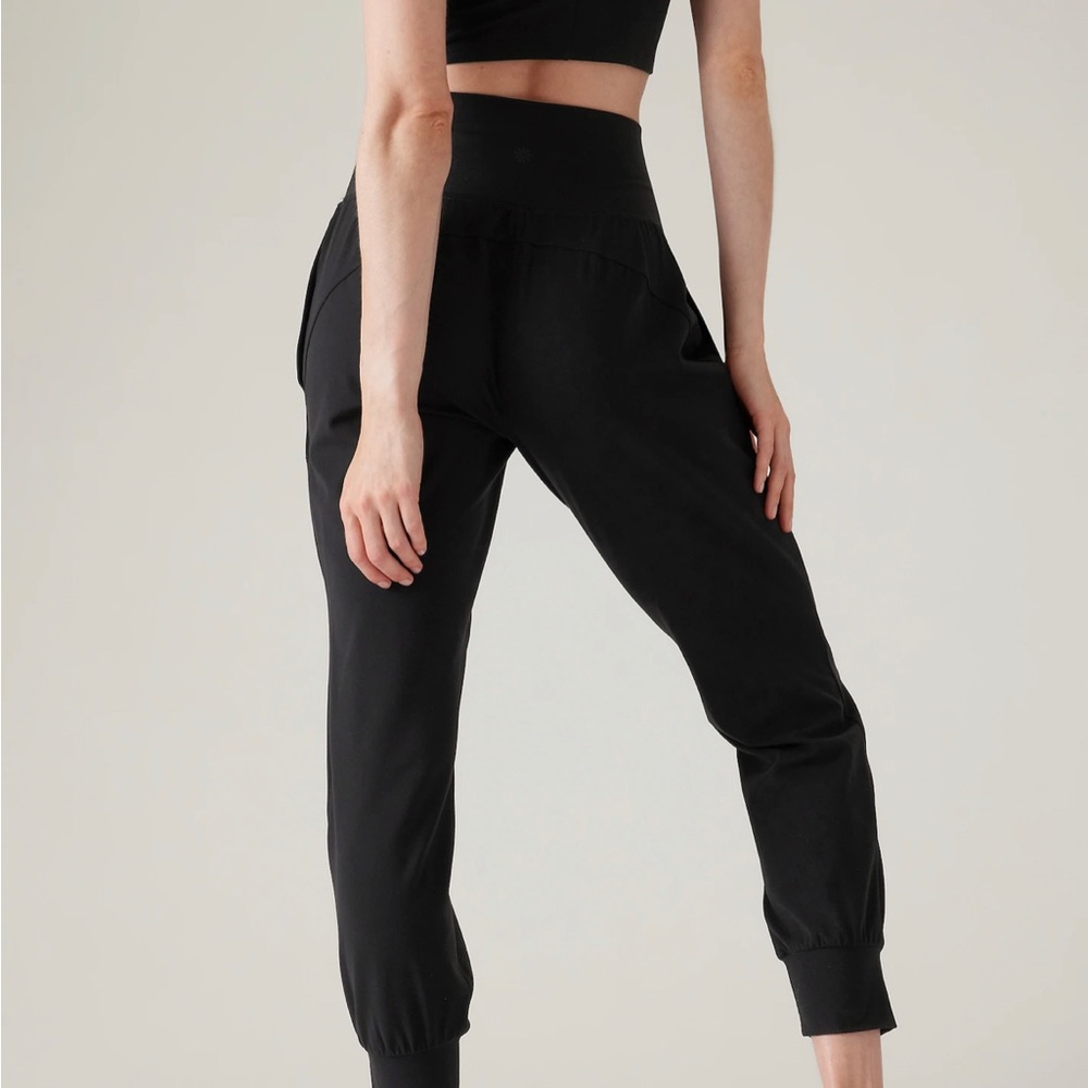 Athleta Salutation Stash Joggers Size Medium